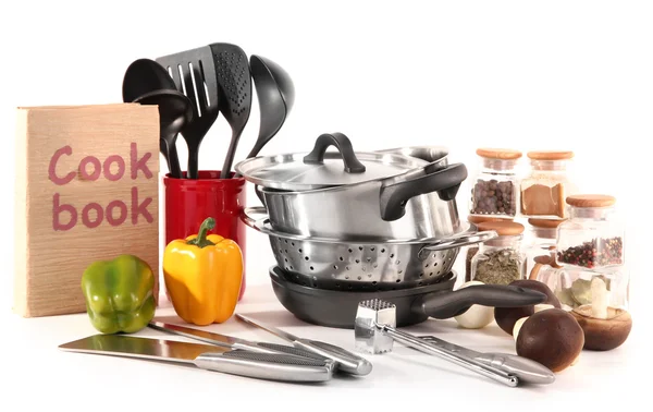 Skład narzędzia kuchenne, przyprawy i warzywa na białym tle — Zdjęcie stockowe