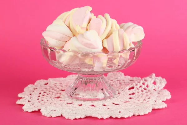 Sanftes Marshmallow in Glasvase auf rosa Hintergrund — Stockfoto