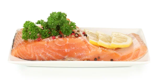 Filete de salmón fresco con hierbas y rodajas de limón en el plato, aislado en blanco — Foto de Stock