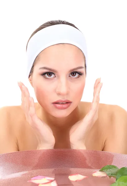 Молода жінка миє обличчя. Концептуальна фотографія: видалення макіяжу — стокове фото