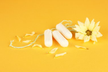 Pamuk tampon arka turuncu yakın çekim üzerinde sarı çiçek