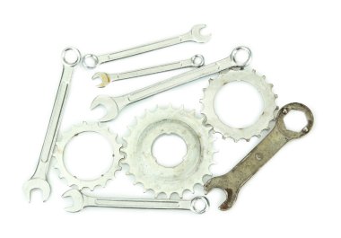 metal cogwheels ve siyah izole somun anahtarları