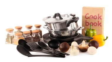 mutfak araçları, baharatlar ve sebzeler üzerinde beyaz izole kompozisyon