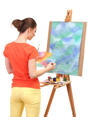 güzel bir genç kadın ressam üzerine beyaz izole iş başında