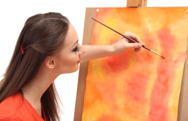 güzel bir genç kadın ressam üzerine beyaz izole iş başında