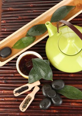 Bambu masa yakın çekim üzerinde Çince çay töreni