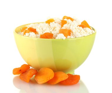 beyaz izole kayısı rengi kase süzme peynir