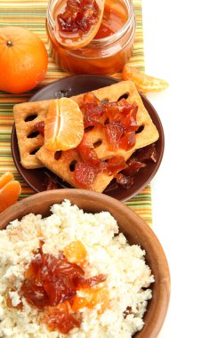 ev yapımı mandalina reçeli, üzerinde beyaz izole kase süzme peynir