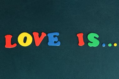 okul yönetimi yakın çekim üzerinde renkli harflerle ifade aşktır