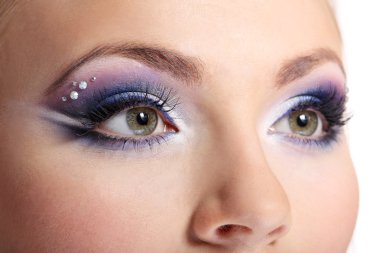 güzel kadın gözleri parlak mavi makyaj ile