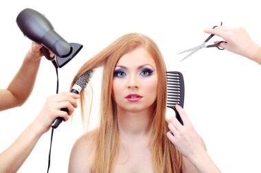 güzel kadın ve eller fırça, makas ve saç kurutma makinesi üzerinde beyaz izole