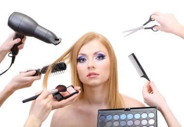 genç kadın ve eller gözler gölgeler, fırça, makas ve saç kurutma makinesi, üzerinde beyaz izole