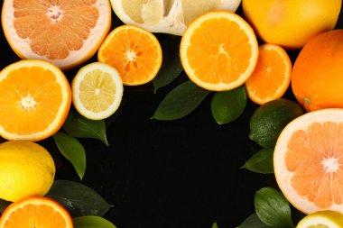 Olgun narenciye siyah izole bir sürü