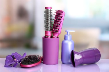 saç fırçaları, saç kurutma makinesi ve kozmetik güzellik salonları şişede