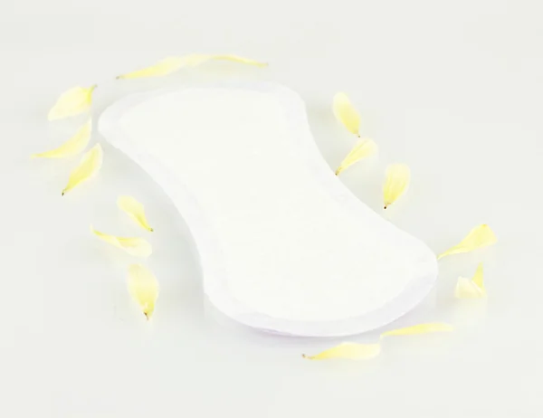 Forro panty diario y pétalos amarillos aislados en blanco —  Fotos de Stock