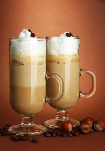 Café con leche fragante en vasos, sobre fondo marrón —  Fotos de Stock