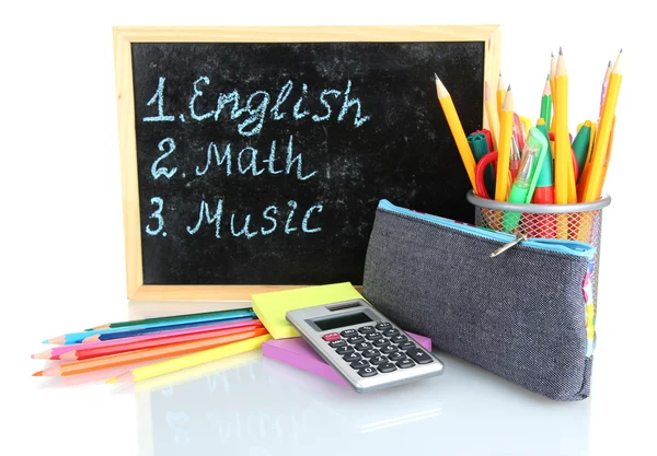Boîte à crayons avec matériel scolaire et horaire isolé sur blanc — Photo
