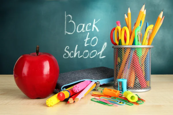 Terug naar school - bord met potlood-box en school apparatuur op tafel — Stockfoto
