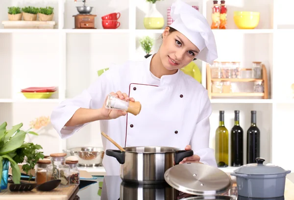 Jonge vrouw chef-kok koken in de keuken — Stockfoto