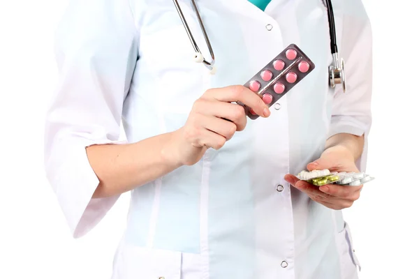 Primer plano de las píldoras de la mano del médico femenino, aisladas en blanco —  Fotos de Stock