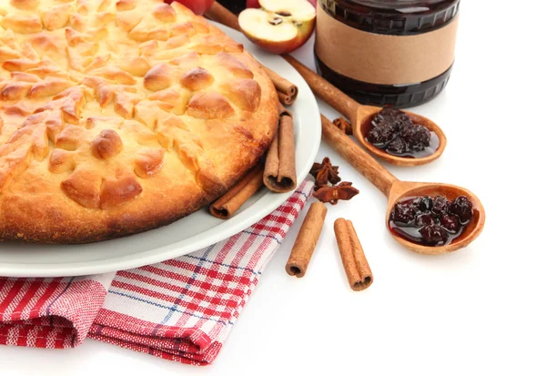 Вкусный домашний пирог, яблоки и варенье, изолированные на белом — стоковое фото
