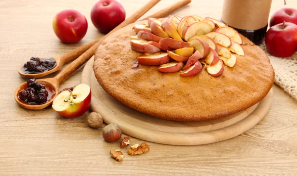 Sabroso pastel casero con manzanas y mermelada, sobre mesa de madera —  Fotos de Stock
