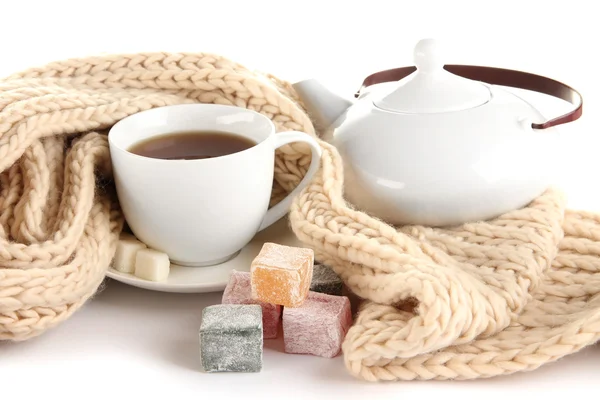 Xícara de chá com cachecol isolado em branco — Fotografia de Stock