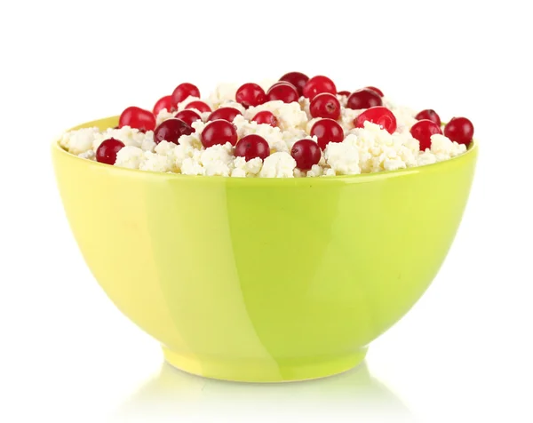 Cottage cheese in color bowl with red berries, isolated on white — Stock Photo, Image