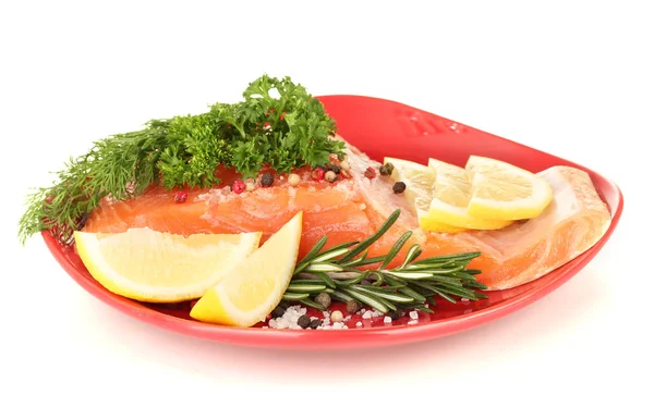 Filete de salmón fresco con hierbas y rodajas de limón en el plato, aislado en blanco —  Fotos de Stock