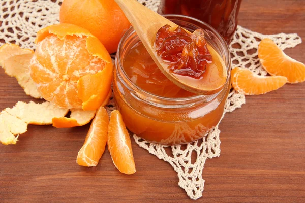 Sabrosa mermelada de mandarina casera, sobre mesa de madera — Foto de Stock