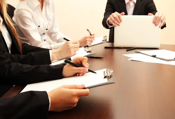 Primer plano de las manos de negocios durante el trabajo en equipo —  Fotos de Stock