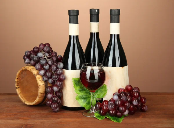 Composition of wine, wooden barrel and grape, on brown background — Stock Photo, Image