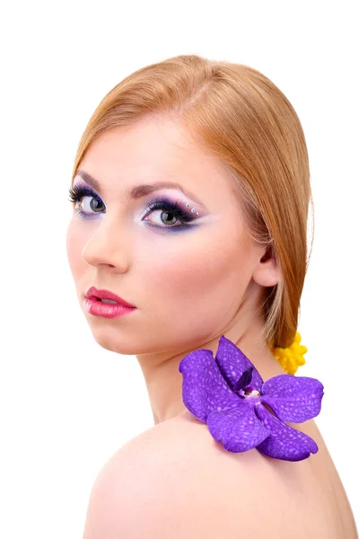 Porträt einer schönen jungen Frau mit Glamour-Make-up und Blume, isoliert auf Weiß — Stockfoto