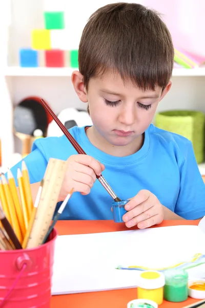 Schattige kleine jongen schilderij in zijn album — Stockfoto