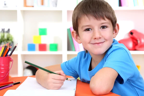 Schattige kleine jongen tekening in zijn album — Stockfoto