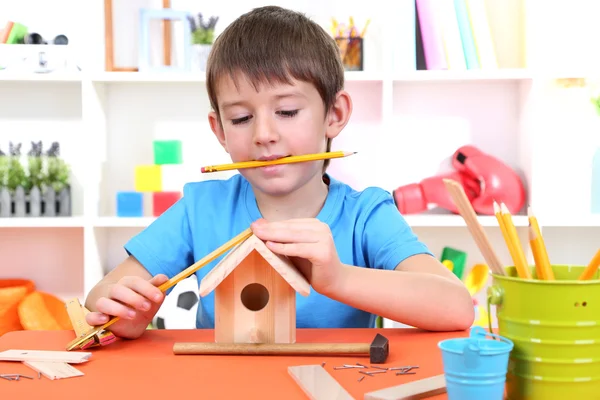 Милий маленький хлопчик робить пташиний будиночок для птахів — стокове фото