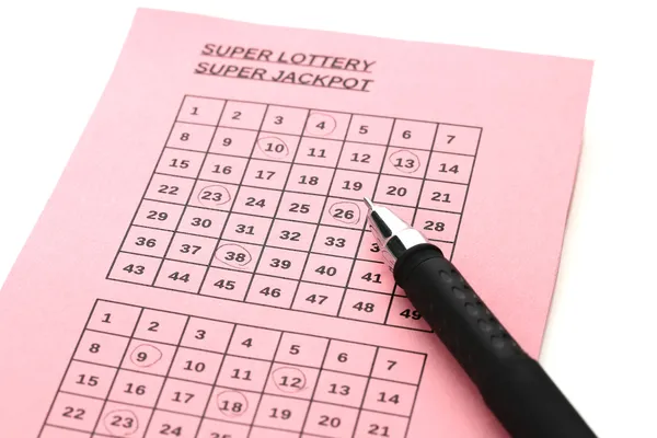 Bilhete de loteria e caneta, isolado em branco — Fotografia de Stock