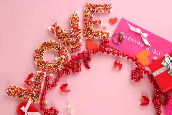 Composição circular Dia dos Namorados no fundo rosa — Fotografia de Stock