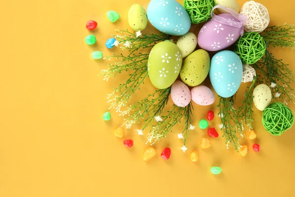 Húsvét a sárga háttér-összeállítás — Stock Fotó