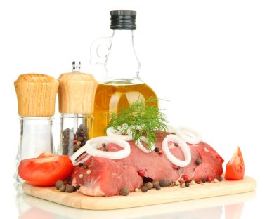 otlar, baharatlar ve üzerinde beyaz izole pişirme yağı ile marine edilmiş ham sığır eti