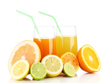 Olgun narenciye suları üzerinde beyaz izole bir sürü