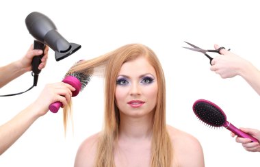 güzel kadın ve eller fırça, makas ve saç kurutma makinesi üzerinde beyaz izole