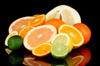 Olgun narenciye siyah izole bir sürü