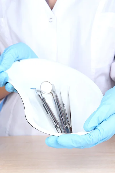 Vassoio di sterilizzazione con utensili dentali nelle mani dei dentisti — Foto Stock