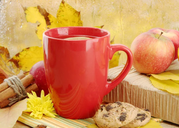 Cup of hot tea and autumn leaves, on rain background — Stock Photo, Image