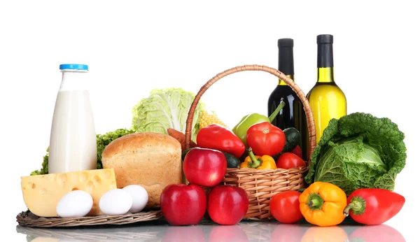 Composição com legumes e frutas em cesta de vime isolado em branco — Fotografia de Stock