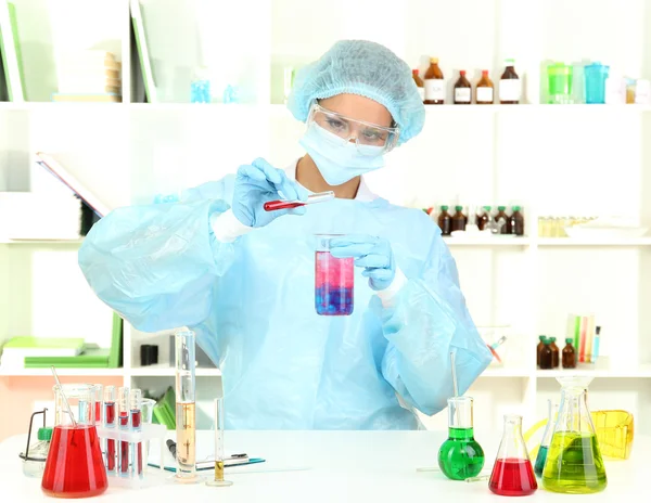 Jonge vrouwelijke wetenschapper in laboratorium — Stockfoto