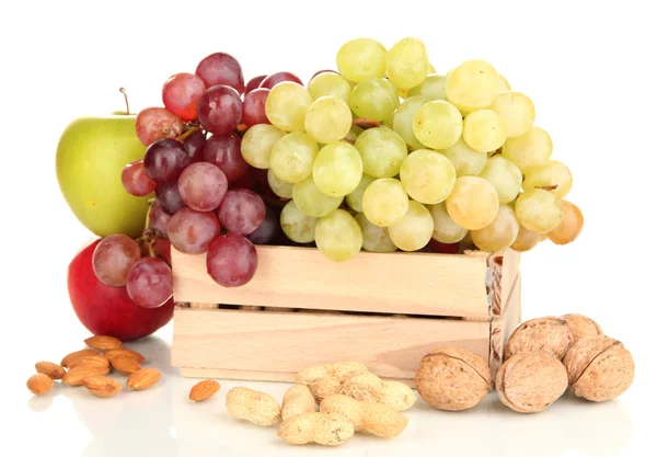 Виноград з горіхами ізольовані на білому — стокове фото