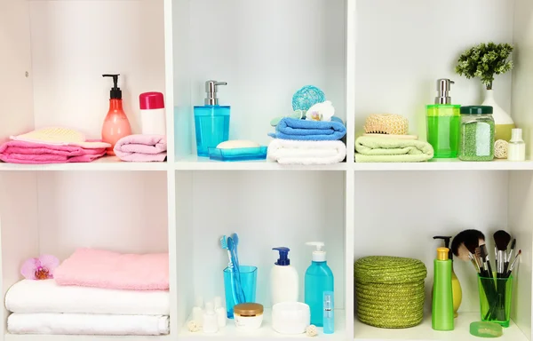 Accessoires de bain sur étagères dans la salle de bain — Photo