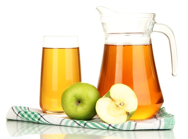 Bicchiere pieno e brocca di succo di mela e mele isolate su bianco — Foto Stock